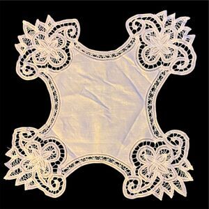 Linen Embroidered Bread Basket Liner Ecru Lace Scallop Edge Needlework Vintage